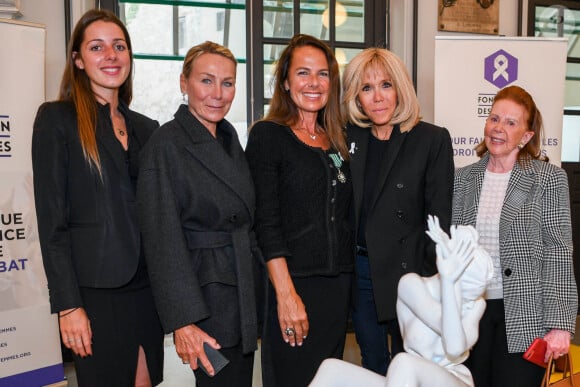 Exclusif - La fille de L.Jenkell, Annie Groult, Laurence Jenkell, Brigitte Macron, et Marlène Nathan De Lara - L'artiste L.Jenkell dévoile en exclusivité une sculpture unique au profit de la Fondation des Femmes à la Cité Audacieuse le 9 juin 2020. © Sébastien Valiela / Bestimage