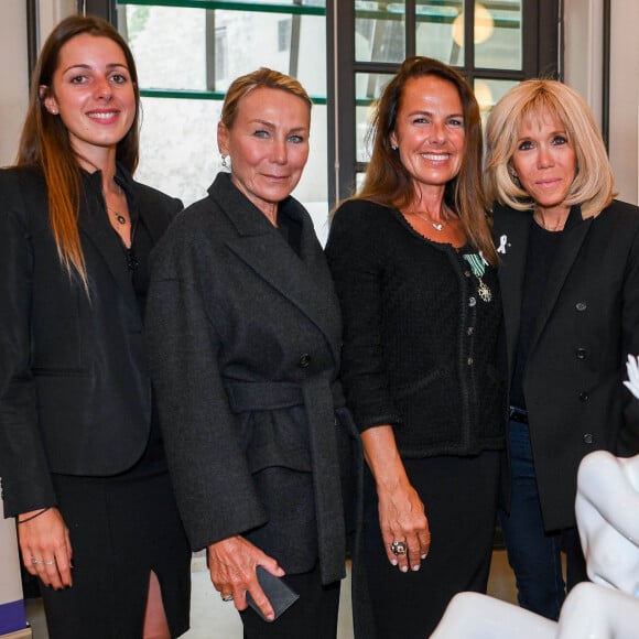 Exclusif - La fille de L.Jenkell, Annie Groult, Laurence Jenkell, Brigitte Macron, et Marlène Nathan De Lara - L'artiste L.Jenkell dévoile en exclusivité une sculpture unique au profit de la Fondation des Femmes à la Cité Audacieuse le 9 juin 2020. © Sébastien Valiela / Bestimage