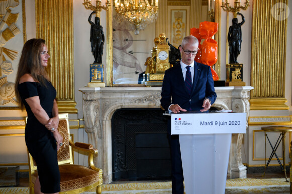 Exclusif  - Laurence Jenkell et Franck Riester , ministre de la Culture - L'artiste Laurence Jenkell est décorée dans l'Ordre des Arts et des Lettres (Chevalier) au ministère de la culture à Paris le 9 juin 2020. © Sébastien Valiela / Bestimage