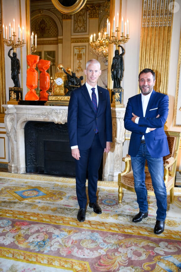 Exclusif - Bernard Montiel et Franck Riester (ministre de la Culture) - L'artiste Laurence Jenkell est décorée dans l'Ordre des Arts et des Lettres (Chevalier) au ministère de la culture à Paris le 9 juin 2020. © Sébastien Valiela / Bestimage