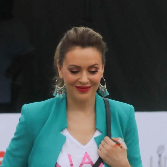 Alyssa Milano quitte une fête du pré-Super Bowl à Miami le 1er février 2020.