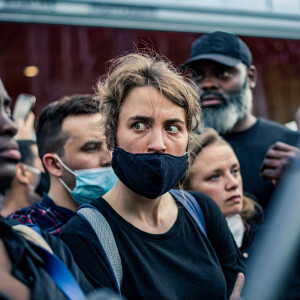 Adèle Haenel - People à la manifestation de soutien à Adama Traoré devant le tribunal de Paris le 2 juin 2020. Environ 20.000 personnes ont participé mardi soir devant le tribunal de Paris à un rassemblement interdit, émaillé d'incidents, à l'appel du comité de soutien à la famille d'Adama Traoré, jeune homme noir de 24 ans mort en 2016 après son interpellation. © Cyril Moreau / Bestimage