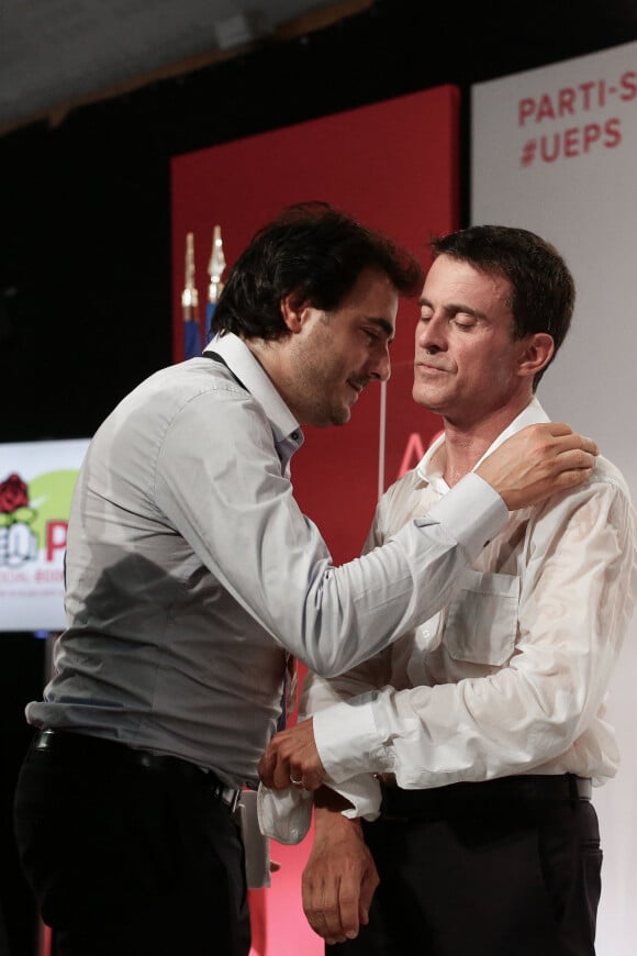 Manuel Valls (le premier ministre) la chemise complètement mouillée et son conseiller communication, Harold Hauzy - Clôture de l'université d'été du Parti Socialiste (PS) à La Rochelle, le 30 août 2015.