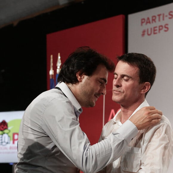 Manuel Valls (le premier ministre) la chemise complètement mouillée et son conseiller communication, Harold Hauzy - Clôture de l'université d'été du Parti Socialiste (PS) à La Rochelle, le 30 août 2015.