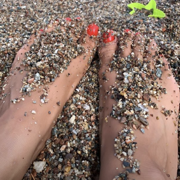 Karine Ferri partage son quotidien lors de ses vacances dans le Sud de la France en en juin et juillet 2020, entre petits plats cuisinés par sa maman, déjeuner au restaurant de plage ou virée dans le sable avec ses enfants.