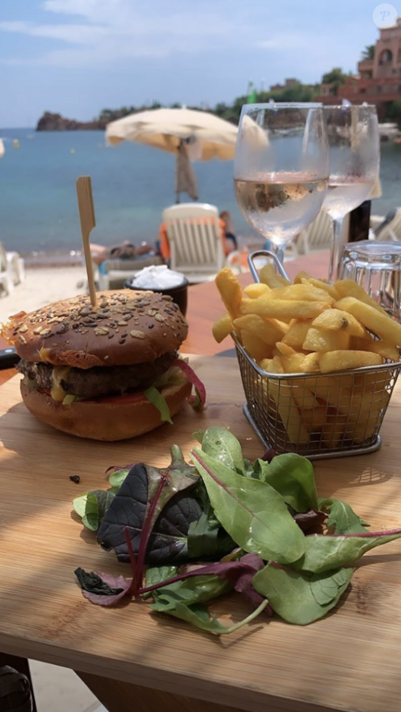 Karine Ferri partage son quotidien lors de ses vacances dans le Sud de la France en en juin et juillet 2020, entre petits plats cuisinés par sa maman, déjeuner au restaurant de plage ou virée dans le sable avec ses enfants.