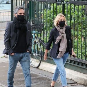 Emmanuelle Béart et son compagnon Frédéric Chaudier - Hommage à Guy Bedos en l'église de Saint-Germain-des-Prés à Paris le 4 juin 2020.