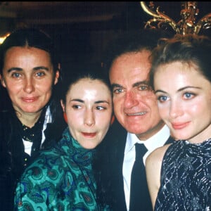 Archives - Guy Béart, Geneviève Galéa et leurs filles Emmanuelle et Eve lors de la première du film "Manon des sources". Le 19 novembre 1986.