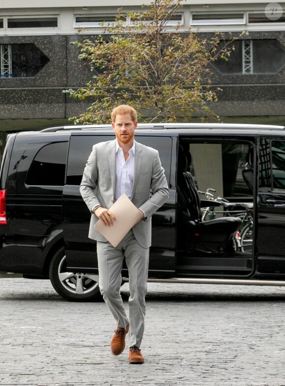 Le prince Harry, duc de Sussex, annonce la création de "Travalyst", un partenariat entre les sociétés Booking.com, SkyScanner, CTrip, TripAdvisor et Visa visant à encourager les pratiques de voyages durables dans l'ensemble du secteur. Amsterdam, le 3 septembre 2019.