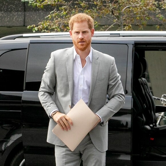 Le prince Harry, duc de Sussex, annonce la création de "Travalyst", un partenariat entre les sociétés Booking.com, SkyScanner, CTrip, TripAdvisor et Visa visant à encourager les pratiques de voyages durables dans l'ensemble du secteur. Amsterdam, le 3 septembre 2019.