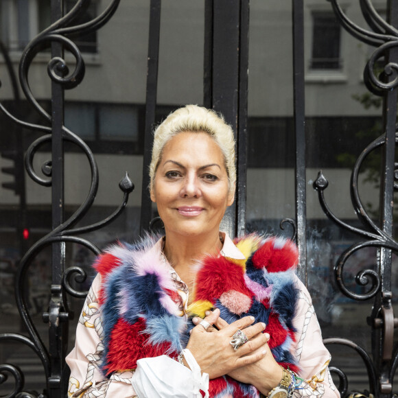 Exclusif - Hermine de Clermont-Tonnerre sort sa chienne "Madame" pendant le confinement lors de l'épidémie de coronavirus (COVID-19) à Paris le 29 avril 2020. © Jack Tribeca / Bestimage