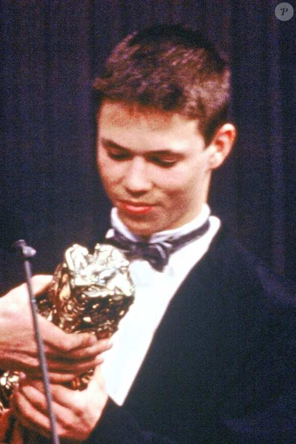 Gérald Thomassin lors de la cérémonie des César en 1991, recevant le prix du meilleur espoir masculin pour son rôle dans Le Petit Criminel de Jacques Doillon.