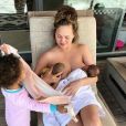 Chrissy Teigen et ses enfants Luna et Milo. Juillet 2017.