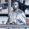Info du 4 juillet 2020 - Kanye West annonce sa candidature à l'élection présidentielle américaine sur Twitter Kanye West et ses amis se rendent à la messe dominicale dans des tenues argentées à Miami, le 8 décembre 2019