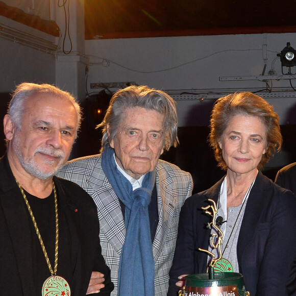 Francis Perrin (Garde du Sceau, détenteur de la comète de Allais), Jean Pierre Mocky et Charlotte Rampling à la remise du prix "Alphonse Allais 2016" au théâtre des Deux Ânes. Le prix a été attribué à Charlotte Rampling pour l'ensemble de sa carrière. Le prix Alphonse Allais est une distinction humoristique annuelle décernée pour célébrer l'esprit de l'écrivain français, maître de l'absurde. Paris, le 5 janvier 2017. © Guirec Coadic/Bestimage