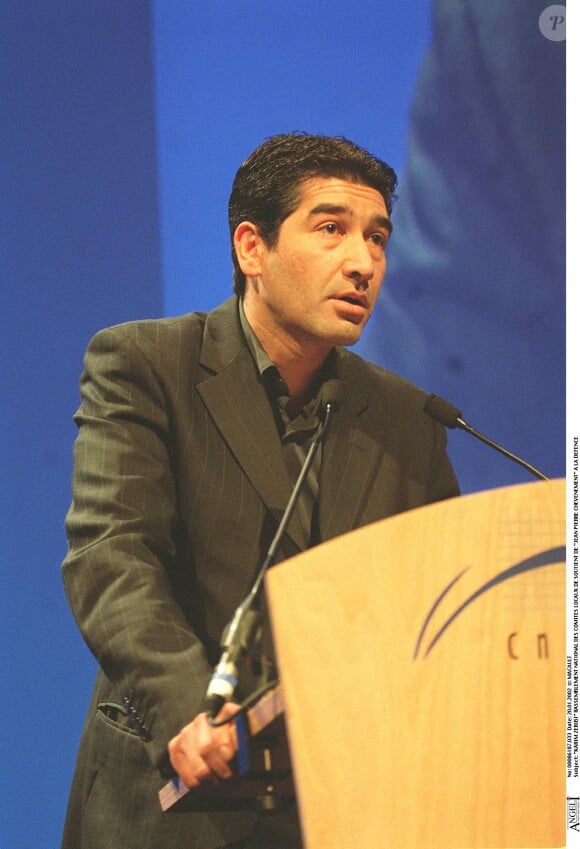 Karim Zeribi au rassemblement national des comités locaux de soutien de Jean-Pierre Chevènement à la Défense, le 20 janvier 2002.