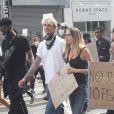 Machine Gun Kelly et Cara Delevingne manifestent contre le racisme et les violences policières. Los Angeles, le 3 juin 2020.