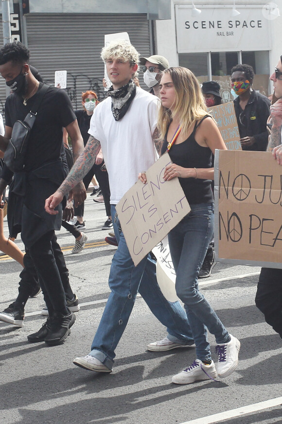 Machine Gun Kelly et Cara Delevingne manifestent contre le racisme et les violences policières. Los Angeles, le 3 juin 2020.