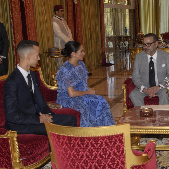 Le duc et duchesse de Sussex rencontrent le roi du Maroc Mohammed VI et son fils le prince héritier du Maroc, Moulay Hassan, lors d'une audience privée dans leur résidence à Rabat dans le cadre de leur voyage officiel au Maroc, le 25 février 2019.