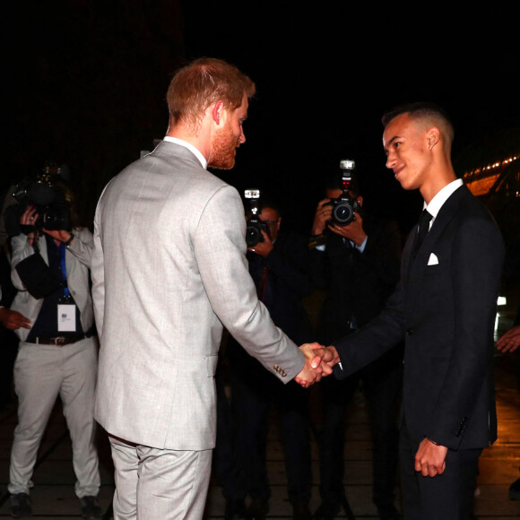 Le prince Harry, duc de Sussex, et Meghan Markle, duchesse de Sussex, enceinte, arrivent à l'aéroport de Casablanca dans le cadre de leur voyage officiel au Maroc, le 23 février 2019.