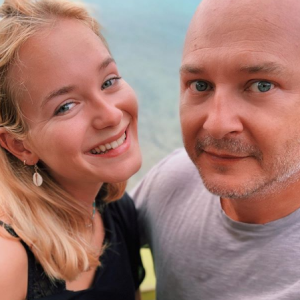 Cauet complice avec sa fille Ivana lors de vacances à Saint-Martin en juillet 2019.