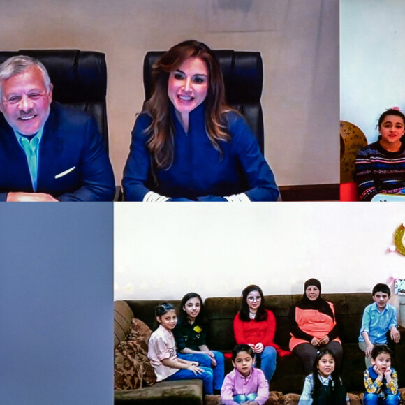 Le roi Abdallah II de Jordanie et la reine Rania lors d'une visioconférence avec des enfants orphelins de Dar Al Hanan à Irbid le 3 mai 2020