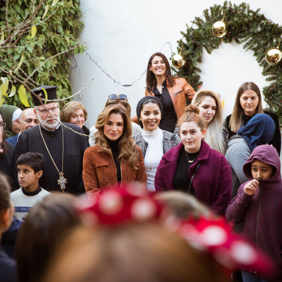 La reine Rania de Jordanie assiste aux festivités de Noël à Fuheis près d'Amman, le 18 décembre 2019.