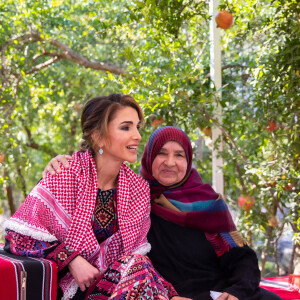 La reine Rania de Jordanie visite le village Kufrsoum dans le nord de la Jordanie, le 30 octobre 2019.