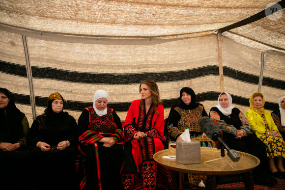 La reine Rania de Jordanie rend visite à des femmes des provinces voisines d'Amman en Jordanie le 16 septembre 2019.