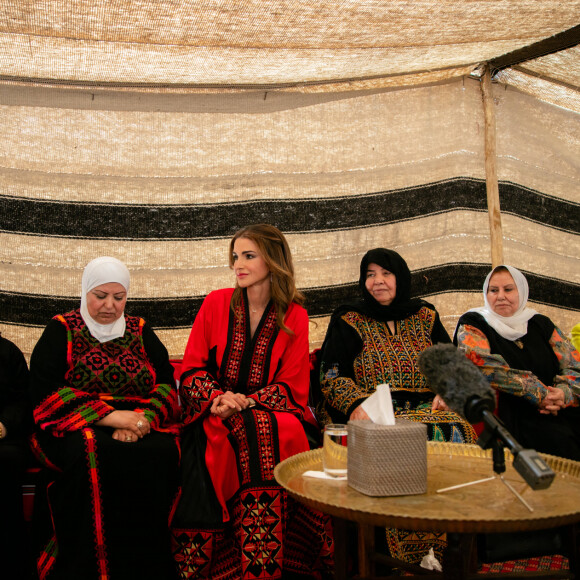 La reine Rania de Jordanie rend visite à des femmes des provinces voisines d'Amman en Jordanie le 16 septembre 2019.