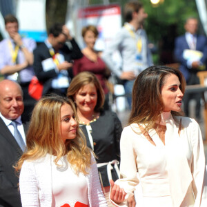 La reine Rania de Jordanie et sa fille la princesse Iman assistent à l'université d'été du MEDEF à Jouy-en-Josas le 26 août 2015.