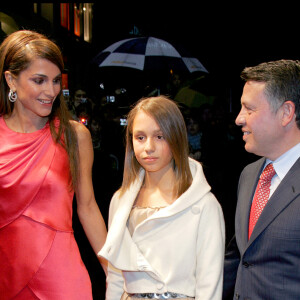 Le roi Abdallah II, la reine Rania et leur flle Iman à l'avant-première du film "James Bond : Quantum of Solace" à Paris en 2008. © Guillaume Gaffiot/bestimage