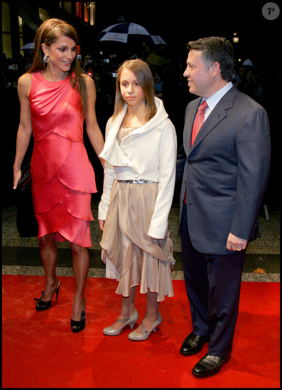 Le roi Abdallah II, la reine Rania et leur flle Iman à l'avant-première du film "James Bond : Quantum of Solace" à Paris en 2008. © Guillaume Gaffiot/bestimage