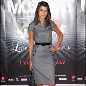 Karine Ferri en look de working girl avec des escarpins et une robe grise structurée en 2009.