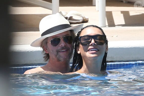 Exclusif - David Spade et sa compagne Naya Rivera s'enlacent dans la piscine de leur hôtel club à Honolulu (Hawaï) le 2 avril 2017.