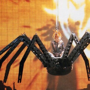 Mylène Farmer lors de sa tournée de 1996. On y voit la structure de "l'araignée", aujourd'hui menacée d'être jetée à la poubelle.