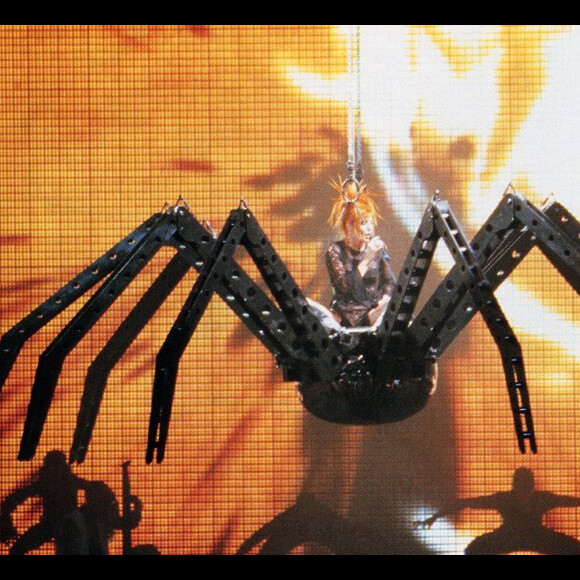 Mylène Farmer lors de sa tournée de 1996. On y voit la structure de "l'araignée", aujourd'hui menacée d'être jetée à la poubelle.