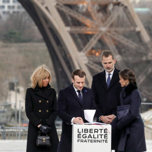 Le président Emmanuel Macron, la première dame Brigitte Macron, le roi Felipe VI d'Espagne, la reine Letizia lors de la cérémonie à l'occasion de la première journée nationale d'hommage aux victimes du terrorisme sur l'Esplanade du Trocadero à Paris le 11 mars 2020. © Stéphane Lemouton / Bestimage