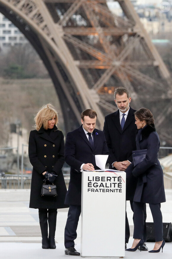 Le président Emmanuel Macron, la première dame Brigitte Macron, le roi Felipe VI d'Espagne, la reine Letizia lors de la cérémonie à l'occasion de la première journée nationale d'hommage aux victimes du terrorisme sur l'Esplanade du Trocadero à Paris le 11 mars 2020. © Stéphane Lemouton / Bestimage