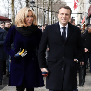 Le président Emmanuel Macron et sa femme Brigitte lors de l'inauguration du Café Joyeux, le cinquième, sur l'avenue des Champs-Elysée à Paris le 9 mars 2020. © Stéphane Lemouton / Bestimage