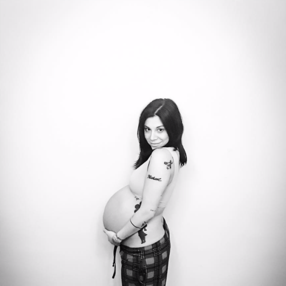 Christina Perri, enceinte de son premier enfant, une fille prénommée Carmella. 2017.