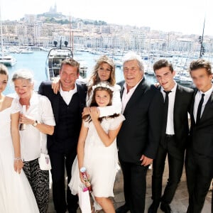 Exclusif - Aurore Aleman, ses deux filles Louise et Jade, Benjamin Castaldi,son père Jean-Pierre Castaldi, sa mère Catherine Allégret et ses trois fils Julien, Simon et Enzo - Terrasse de la Mairie - Mariage civil de Benjamin Castaldi et Aurore Aleman à la mairie de Marseille, le 27 août 2016. © Jacovides-Moreau/Bestimage