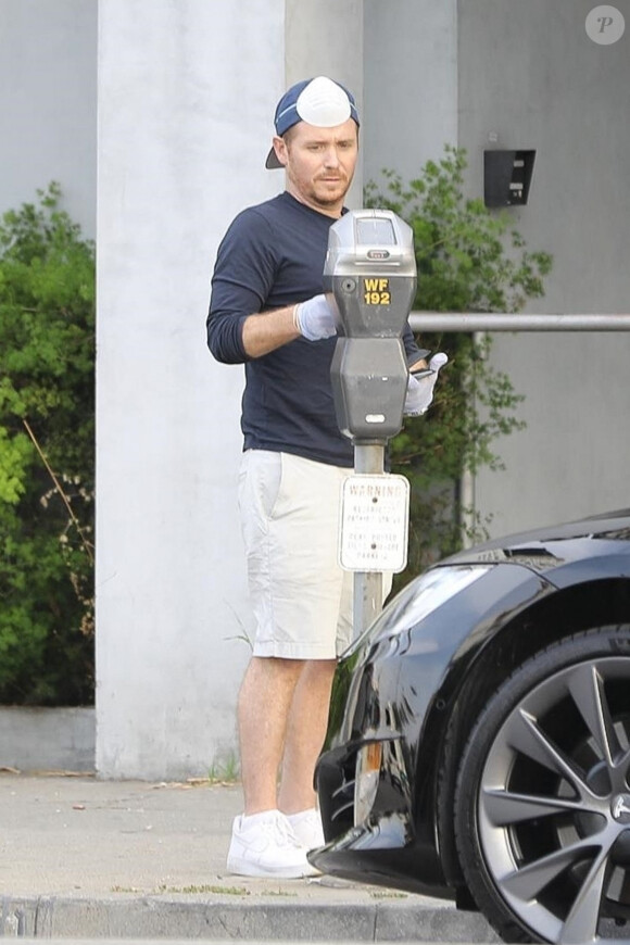 Exclusif - Kevin Connolly, masque sur le front, paie le parcmètre de sa Tesla devant un restaurant d'Hollywood pendant l'épidémie de coronavirus (COVID-19) le 30 avril 2020.