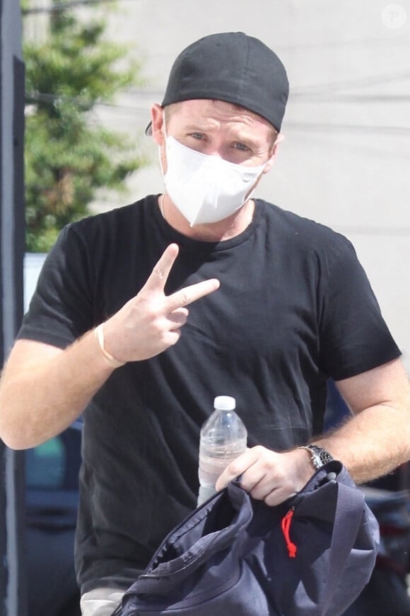 Exclusif - Kevin Connolly porte un masque pour se protéger de l'épidémie de Coronavirus (Covid-19) à Beverly Hills, Los Angeles, le 24 avril 2020.