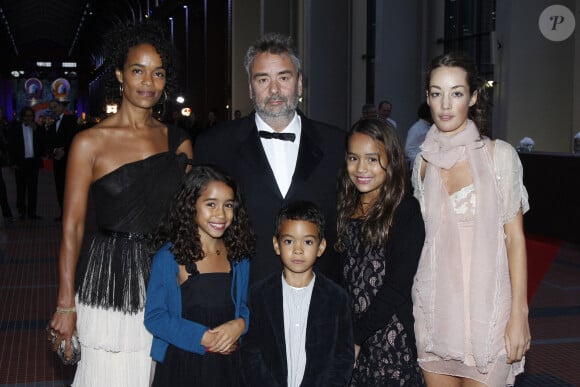 Luc Besson et sa fille Juliette (située à l'extrême-droite), et aussi avec sa femme Virginie Silla et leurs enfants Sateen, Mao et Thalia - Inauguration de la Cité du cinéma à Saint-Denis, le 21 septembre 2002.