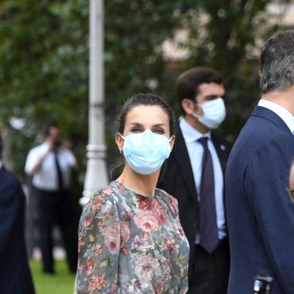 Le roi Felipe VI et la reine Letizia d'Espagne en visite à Bilbao au Pays basque le 17 juillet 2020 dans le cadre de leur tournée nationale post-confinement, où ils ont visité successivement le Musée Guggenheim et le Musée des beaux-arts.