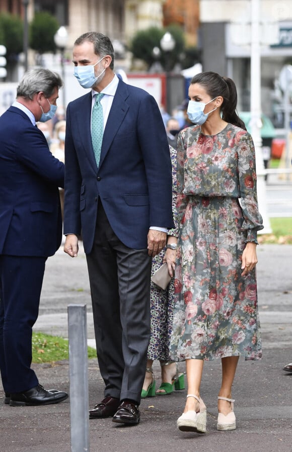 Le roi Felipe VI et la reine Letizia d'Espagne (en robe Zara collection autimne-hiver 2017-2018) en visite à Bilbao au Pays basque le 17 juillet 2020 dans le cadre de leur tournée nationale post-confinement, où ils ont visité successivement le Musée Guggenheim et le Musée des beaux-arts.