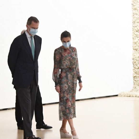 Le roi Felipe VI et la reine Letizia d'Espagne en visite à Bilbao au Pays basque le 17 juillet 2020 dans le cadre de leur tournée nationale post-confinement, où ils ont visité successivement le Musée Guggenheim et le Musée des beaux-arts.