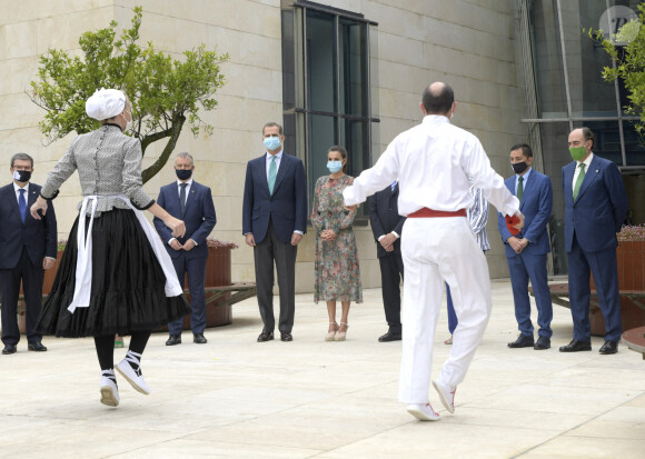 Le roi Felipe VI et la reine Letizia d'Espagne ont été accueillis par des danses folkloriques en visite à Bilbao au Pays basque le 17 juillet 2020 dans le cadre de leur tournée nationale post-confinement, où ils ont visité successivement le Musée Guggenheim et le Musée des beaux-arts.