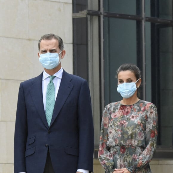 Le roi Felipe VI et la reine Letizia d'Espagne en visite à Bilbao au Pays basque le 17 juillet 2020 dans le cadre de leur tournée nationale post-confinement, où ils ont visité successivement le Musée Guggenheim et le Musée des beaux-arts.